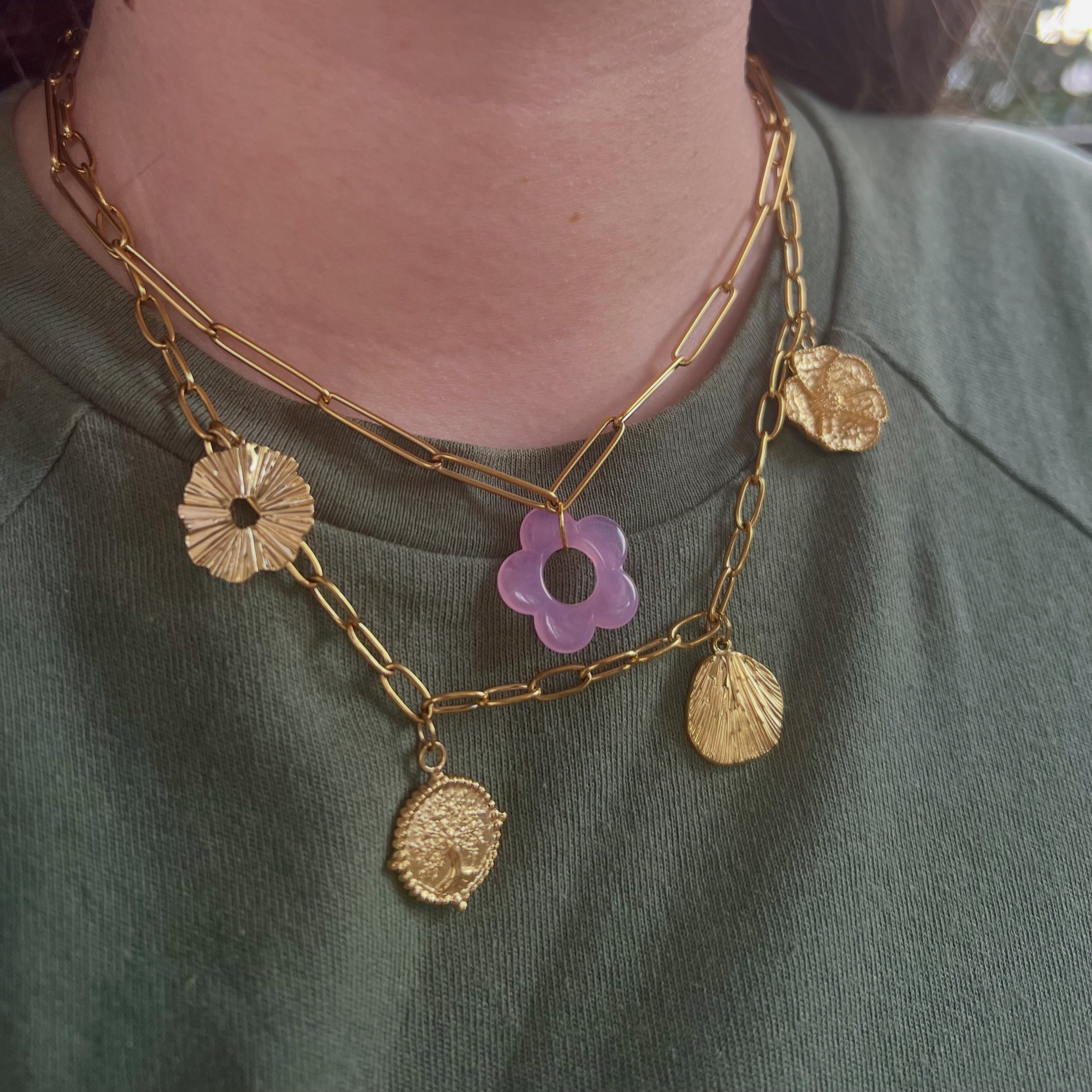 Visuel d'ambiance collier Nice et collier Athènes en acier inoxydable doré, portés
