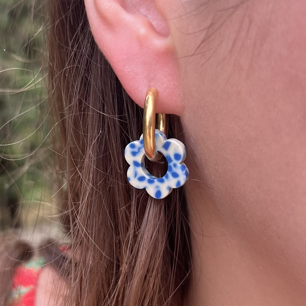 boucles d'oreilles créoles bleu tacheté