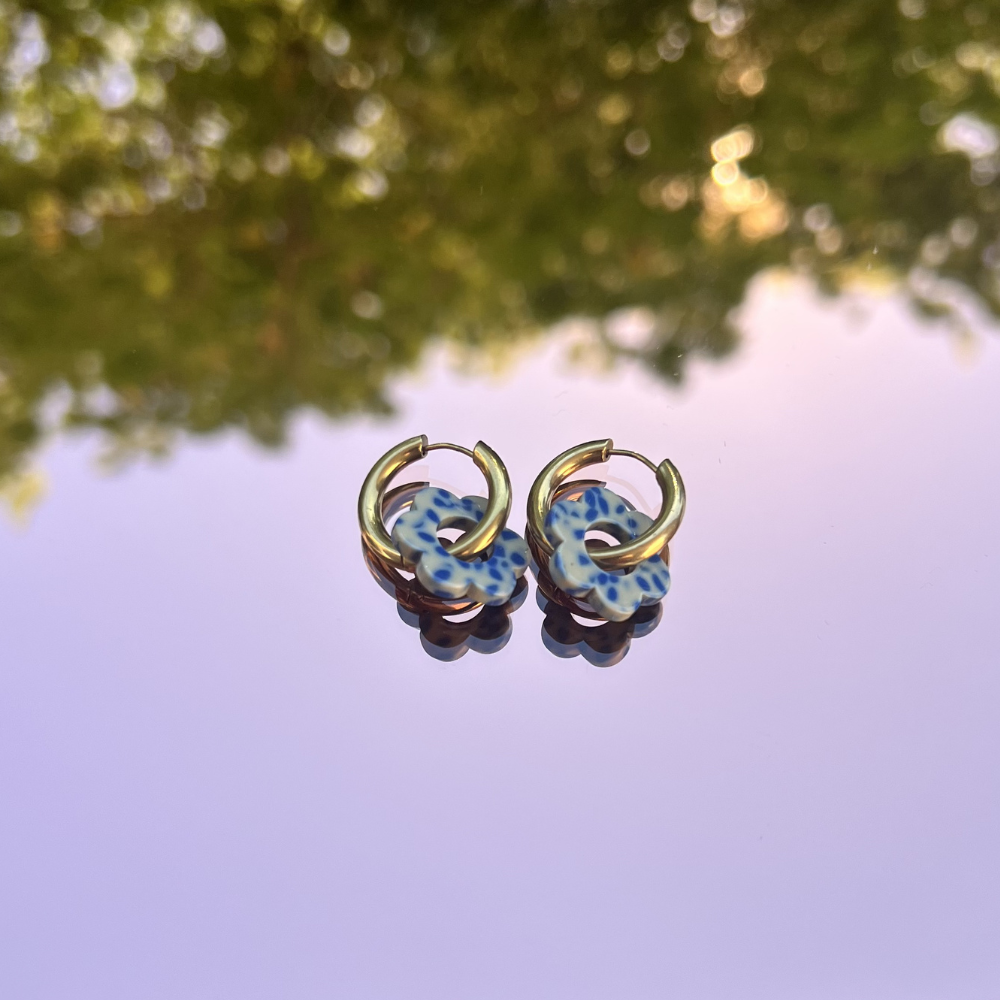 boucles_d_oreilles_creoles_bleu_tachete miroir