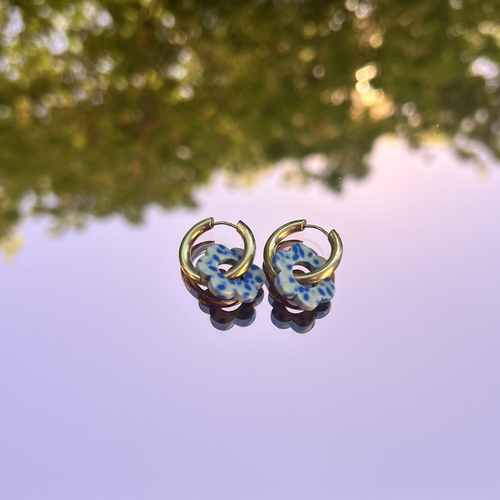 boucles_d_oreilles_creoles_bleu_tachete miroir